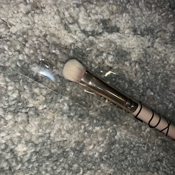 New in package Luxie beauty large shader eye brush - Picture 4 of 4